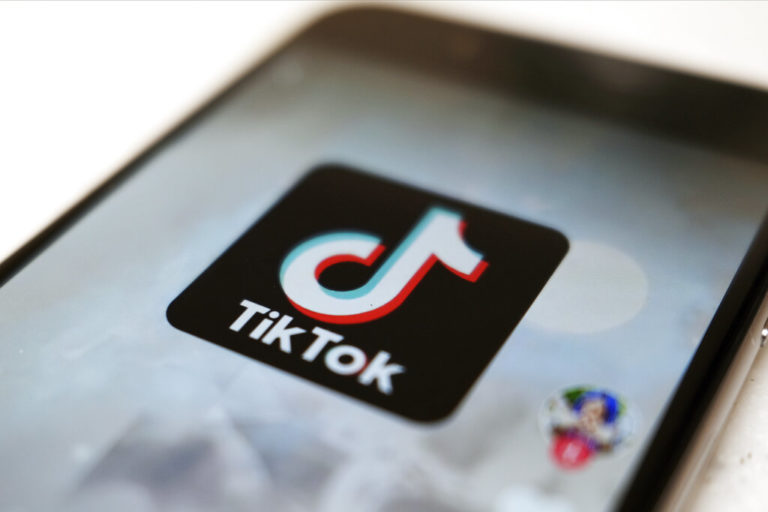 Έρευνα: Ο αλγόριθμος του TikTok κατευθύνει τους χρήστες σε ψευδείς ειδήσεις για τον πόλεμο στην Ουκρανία