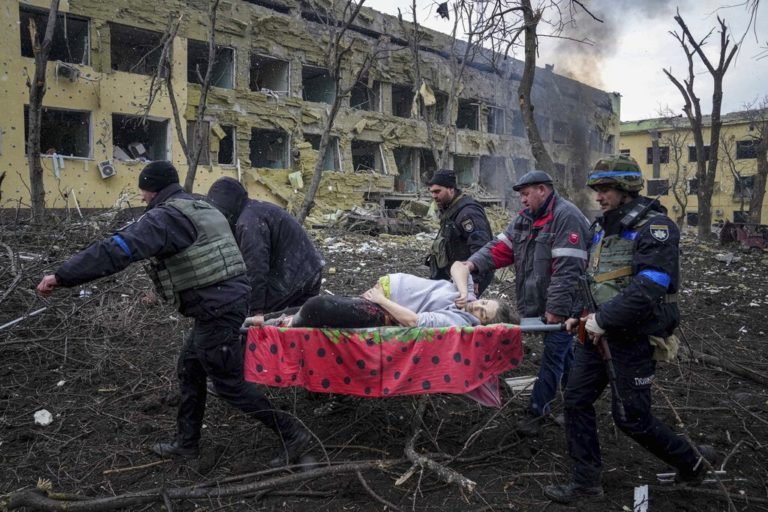 Κρεμλίνο: Θα εξετάσουμε τον βομβαρδισμό νοσοκομείου στη Μαριούπολη