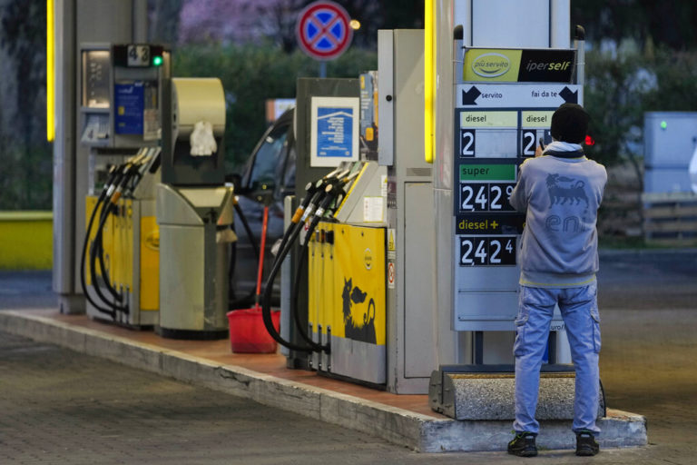 Ιταλία: Η Εισαγγελία της Ρώμης ξεκίνησε έρευνα για τις αυξήσεις στα καύσιμα – Αναμονή της κυβερνητικής παρέμβασης για μείωση των τιμών ενέργειας