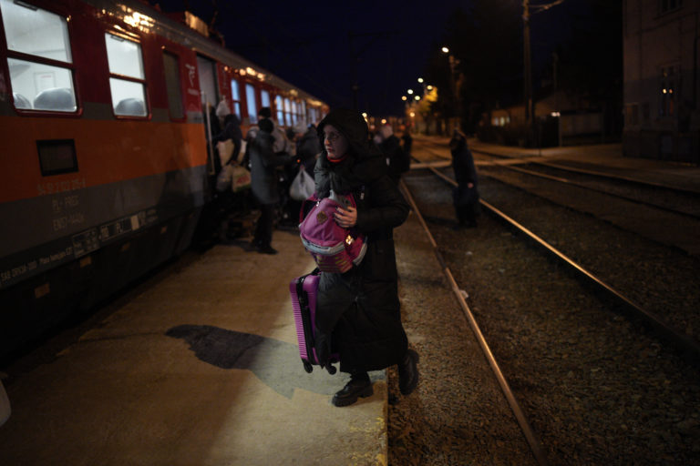 Η Μόσχα θα ανοίγει καθημερινά ανθρωπιστικούς διαδρόμους για τους αμάχους που θέλουν να καταφύγουν στη Ρωσία