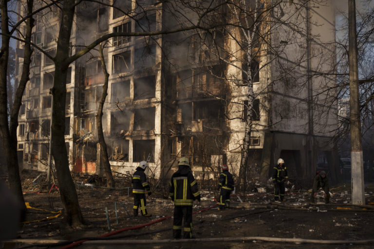 Η ΕΡΤ στο Κίεβο: 48 απεγκλωβισμοί από τη νέα βομβαρδισμένη πολυκατοικία (video και φωτογραφίες)