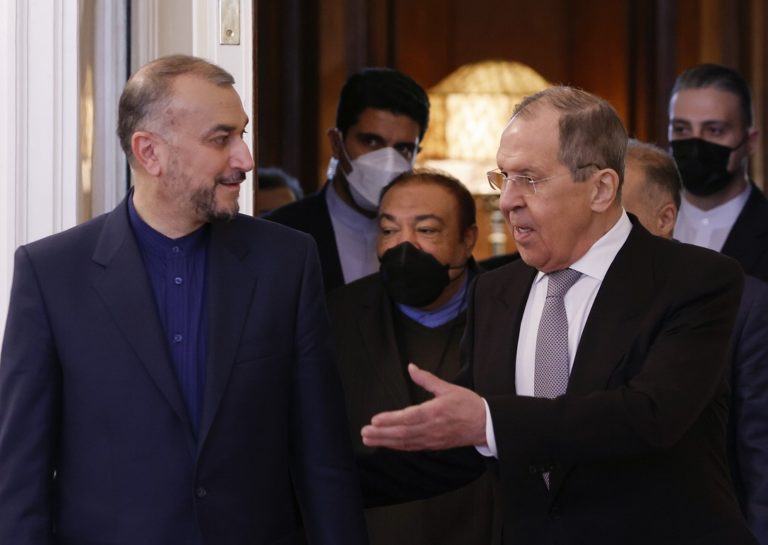 Σ. Λαβρόφ: Να αρθούν οι κυρώσεις της Δύσης προς το Ιράν
