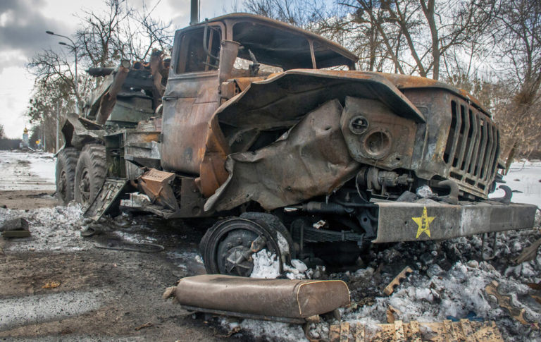 Στην αντεπίθεση περνούν οι ουκρανικές δυνάμεις – Ελπίδες για ανθρωπιστικούς διαδρόμους