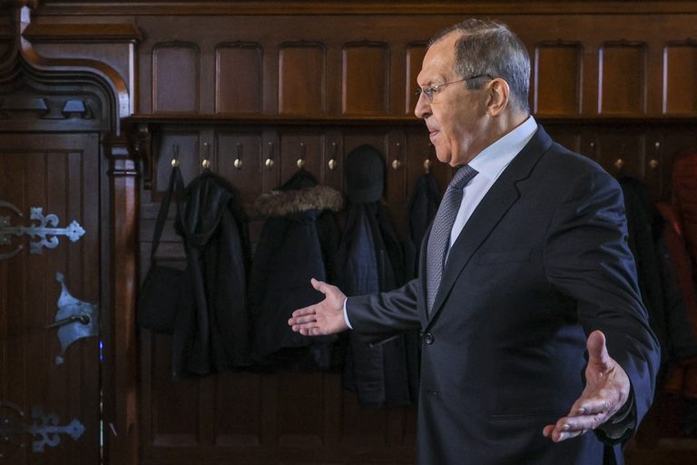 Σ. Λαβρόφ: Νόμιμοι στόχοι τα φορτία όπλων του ΝΑΤΟ προς την Ουκρανία – Δεν κλείσαμε εμείς την πόρτα στη Δύση