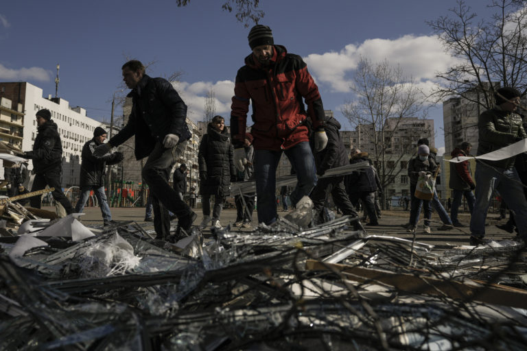 Ουκρανία: Από τα ερείπια του θεάτρου στη Μαριούπολη έχουν ανασυρθεί ζωντανοί 130 άνθρωποι