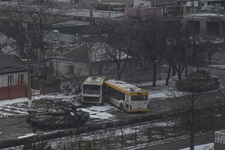 Μάχες στο κέντρο της Μαριούπολης – Υπό ρωσικό έλεγχο η πρόσβαση στην Αζοφική θάλασσα (video)