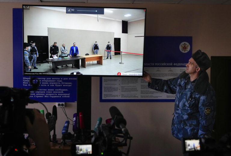 Ρωσία: Δικαστήριο έκρινε ένοχο τον Ναβάλνι για απάτη και για προσβολή δικαστηρίου