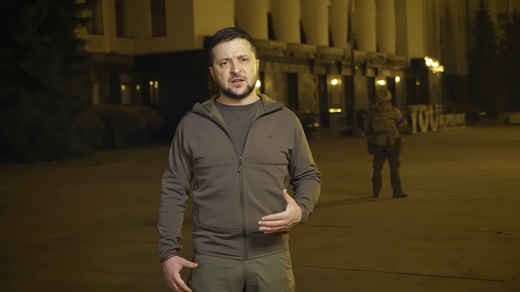 Ουκρανία: Ο Μιτς ΜακΚόνελ στο Κίεβο για συνομιλίες με τον Ζελένσκι