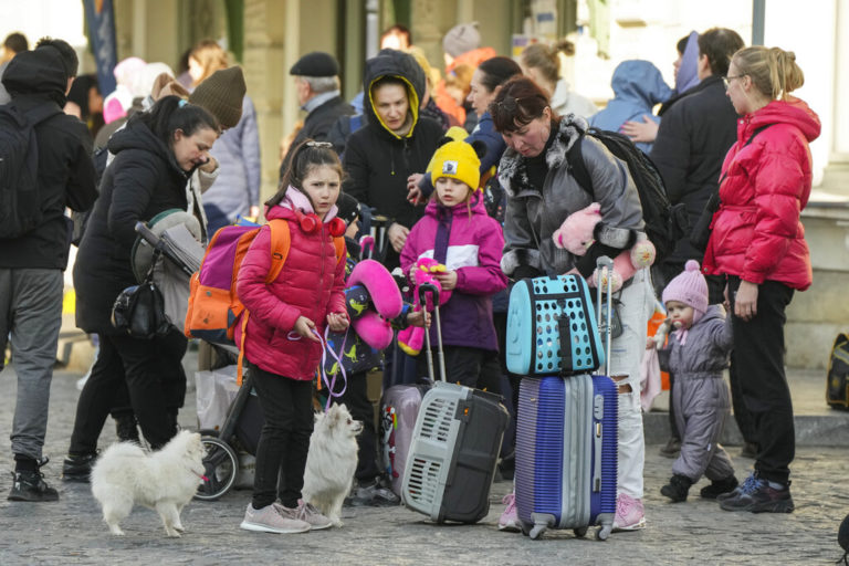 Ξεπέρασαν τα 2,2 εκατ. οι Ουκρανοί που πέρασαν στην Πολωνία – Μειωμένες οι προσφυγικές ροές (video)