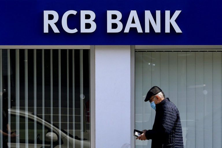 Κύπρος: Τίτλοι τέλους για την Russian Commercial Bank – Νέοι κραδασμοί στο τραπεζικό σύστημα της χώρας