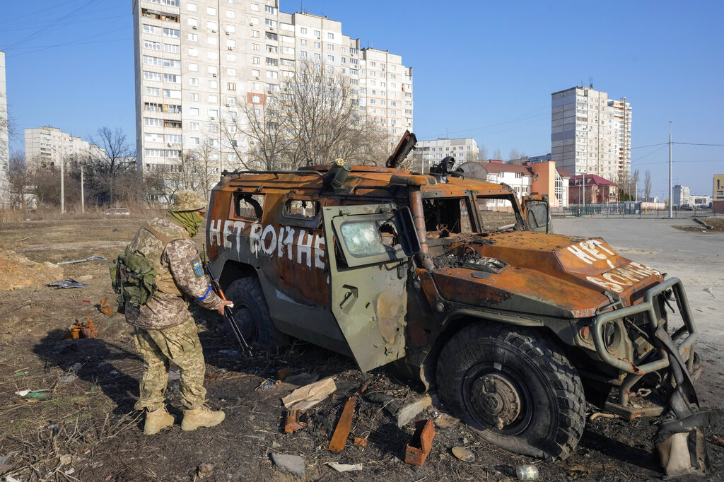 Βομβαρδισμοί σε Κίεβο και Χάρκοβο – Μαρτυρίες για ομαδικούς τάφους στη Μαριούπολη