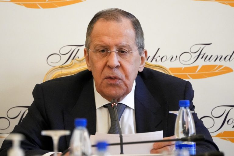Λαβρόφ: Αντιπαραγωγική μια συνάντηση Πούτιν – Ζελένσκι τώρα