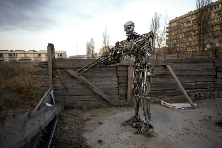 Ουκρανία: Έφτιαξαν τον Terminator από ανταλλακτικά κατεστραμμένων αυτοκινήτων (φωτογραφίες)