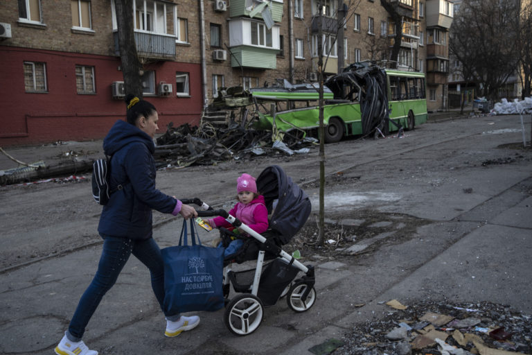 Πάνω από 100.000 άνθρωποι δεν έχουν ακόμη απομακρυνθεί από την πολιορκημένη Μαριούπολη