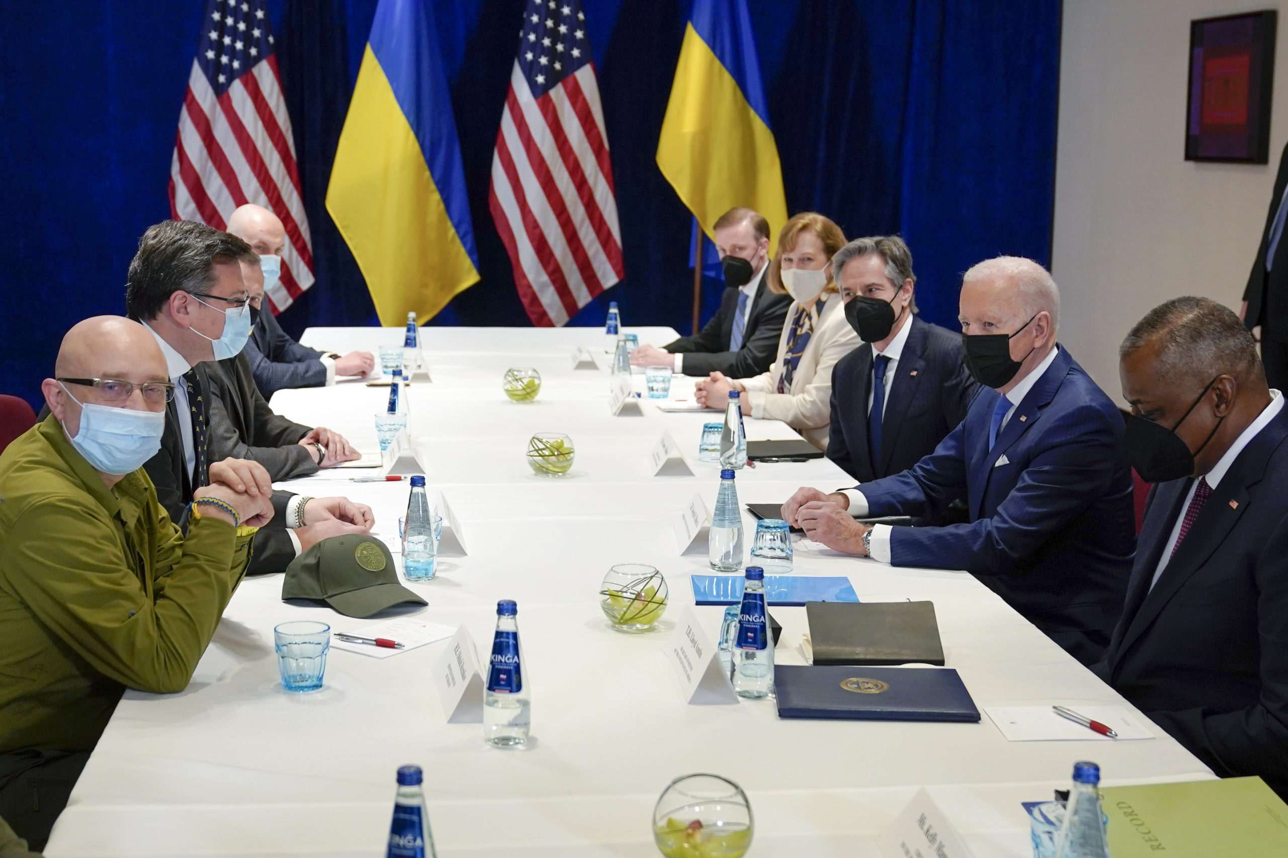 Συνάντηση Τζο Μπάιντεν με δύο ουκρανούς υπουργούς στη Βαρσοβία