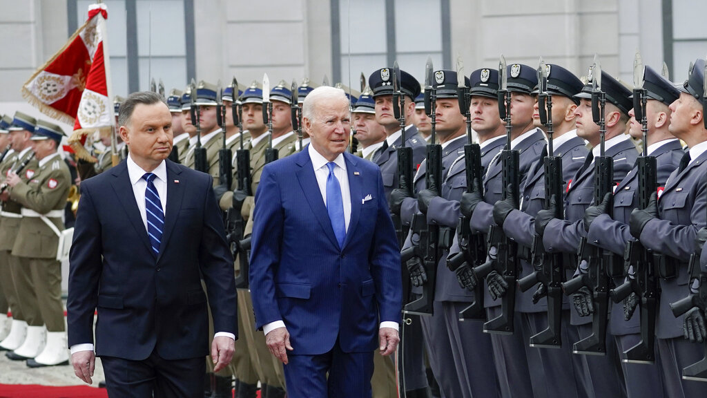 Πολωνία: Ο Ντούντα ζήτησε από τον Μπάιντεν επίσπευση αγοράς στρατιωτικού εξοπλισμού