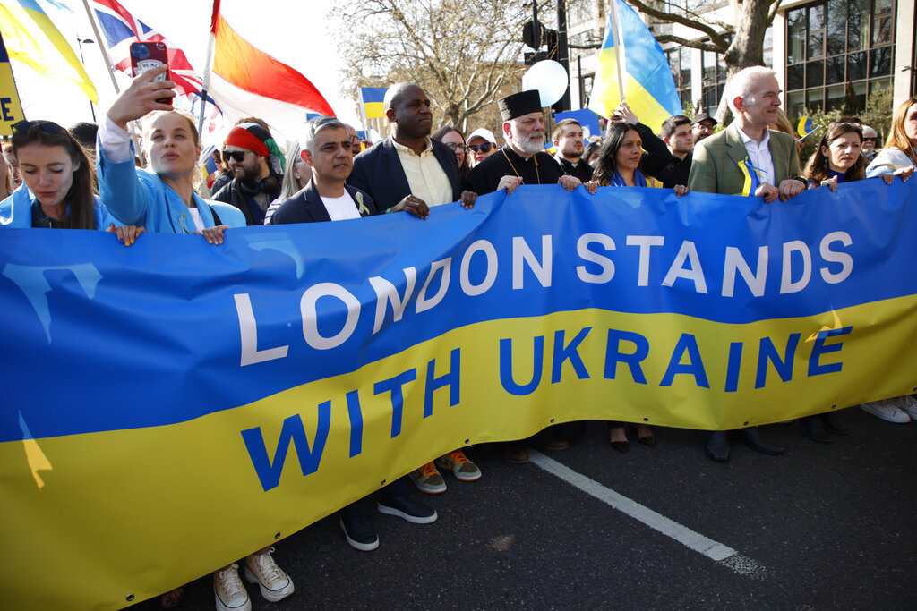 Χιλιάδες διαδηλωτές στους δρόμους του Λονδίνου για να στηρίξουν τους Ουκρανούς