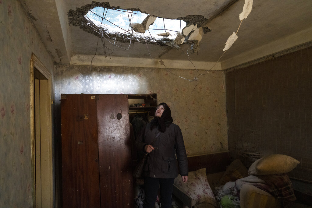 Σφυροκοπούν το Κίεβο – Άμαχοι αντικρίζουν τα σπίτια τους καθημαγμένα
