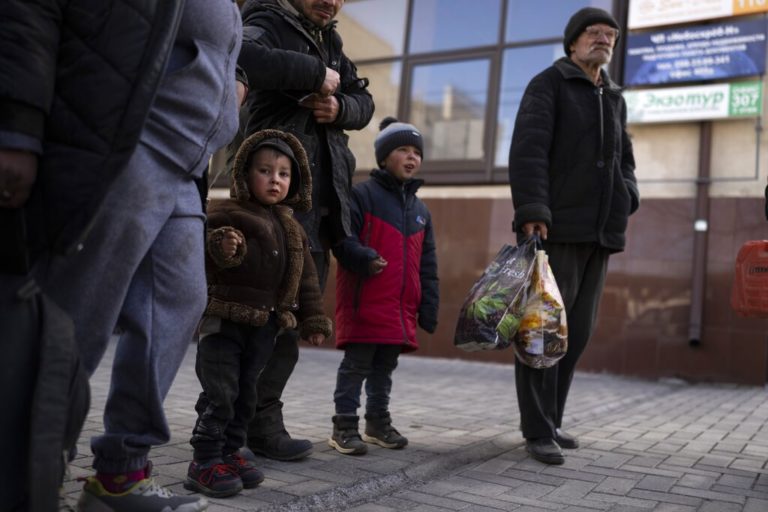 Ουκρανία: Κοριτσάκι έσπασε τον κουμπαρά της για να αγοράσει αλεξίσφαιρο γιλέκο σε στρατιώτη