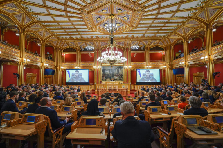 Ζελένσκι στη νορβηγική βουλή: Πιθανόν να έχουμε εκατοντάδες νεκρά παιδιά στην Ουκρανία
