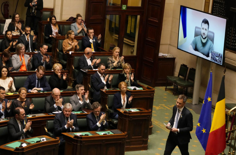 Ζελένσκι στη βελγική Βουλή: «Παλεύουμε ενάντια στην τυραννία που θέλει να διχάσει την Ευρώπη»