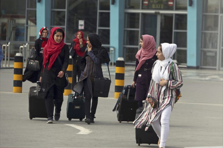 Αφγανιστάν: Οι γυναίκες δεν ταξιδεύουν με αεροπλάνο χωρίς τη συνοδεία άνδρα συγγενή τους