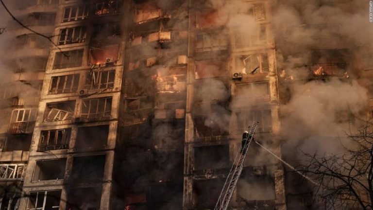 Κίεβο: Οι φλόγες έσβησαν στην 16 όροφη πολυκατοικία –  Τι κατέγραψε η κάμερα της ΕΡΤ (video)