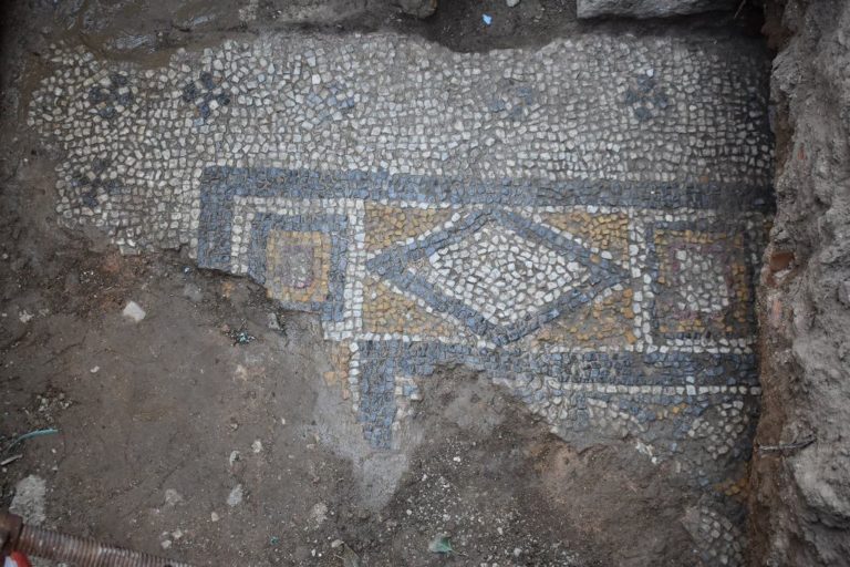 Χίος: Αποκάλυψη ρωμαϊκού ψηφιδωτού σε έργα αντιπλημμυρικής προστασίας