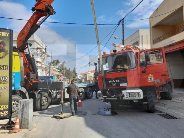 Χίος: Πυροσβεστικό όχημα βούλιαξε στο οδόστρωμα