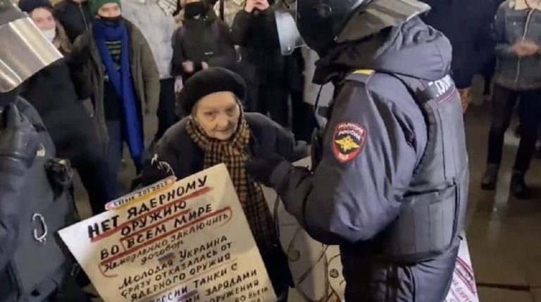 Αντιπολεμικές διαδηλώσεις: Στους συλληφθέντες 77χρονη επιζήσασα τις πολιορκίας του Λένινγκραντ