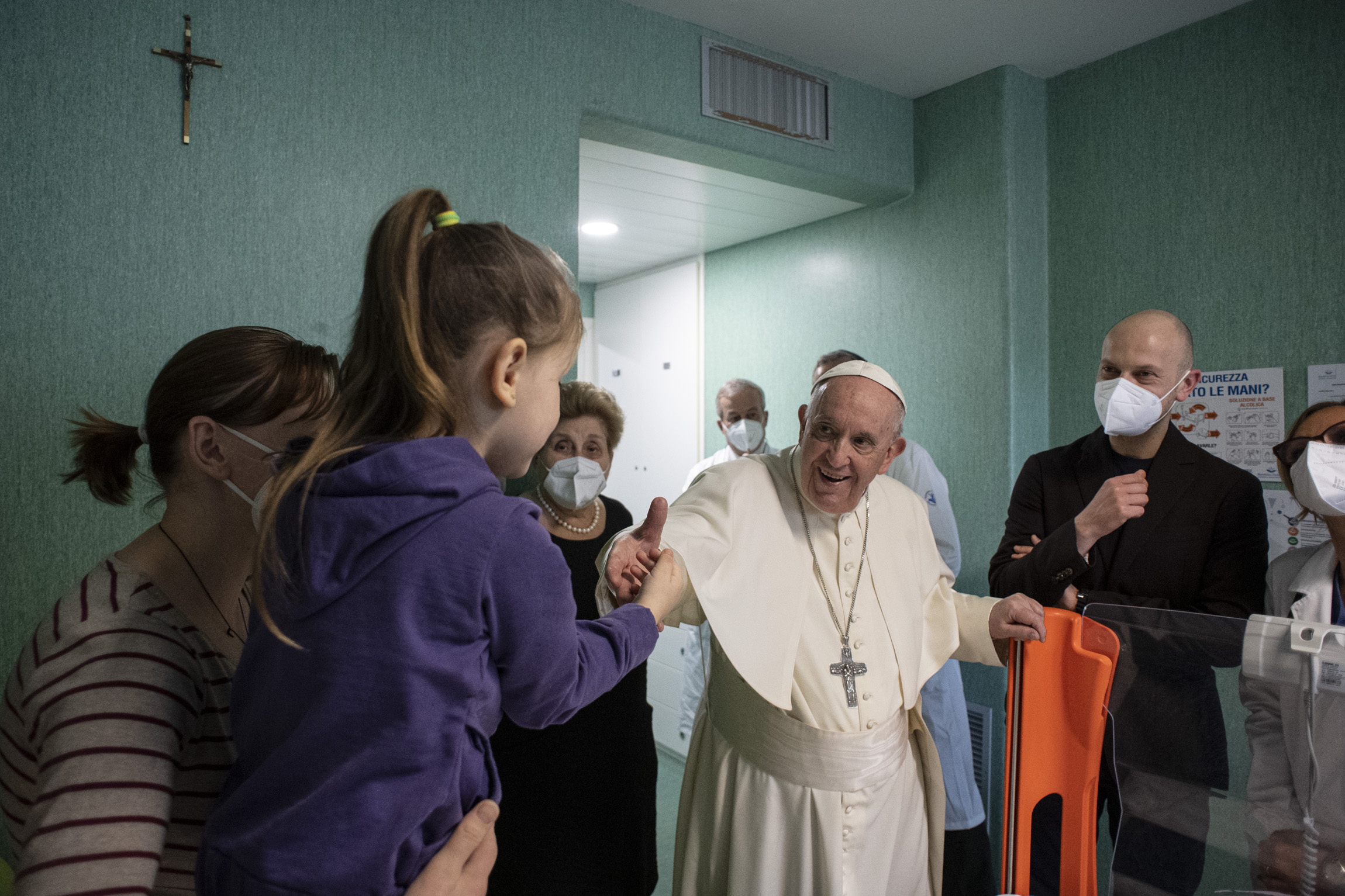 Βατικανό: Ο Πάπας Φραγκίσκος επισκέφθηκε νοσοκομείο με μικρά παιδιά από την Ουκρανία