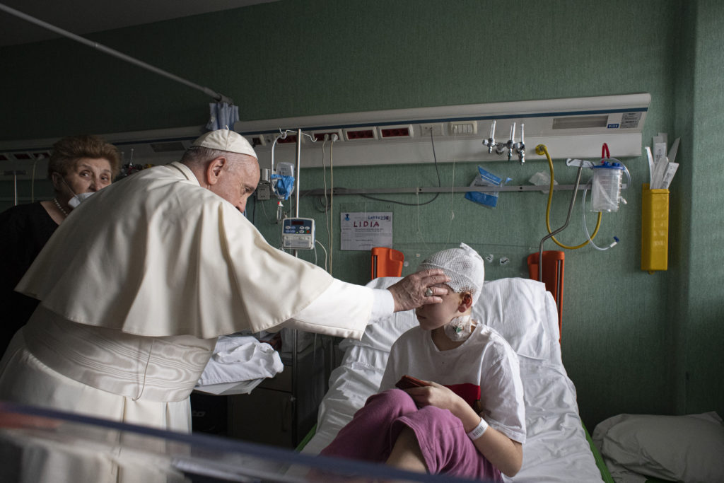 Βατικανό: Ο Πάπας Φραγκίσκος επισκέφθηκε νοσοκομείο με μικρά παιδιά από την Ουκρανία