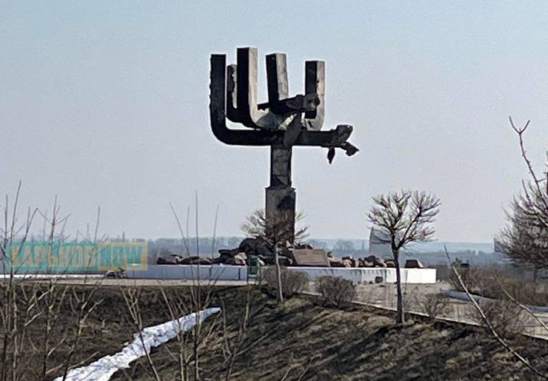 Οι ρωσικές δυνάμεις κατέστρεψαν το μνημείο του Ολοκαυτώματος στο Χάρκοβο, σύμφωνα με το The Kyiv Independent