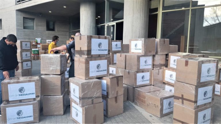 Αναχωρεί από το δημαρχείο Θεσσαλονίκης το πρώτο μέρος της ανθρωπιστικής βοήθειας για την Ουκρανία