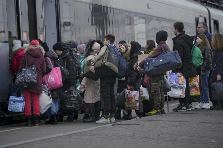 Κάθε δέκα λεπτά έσκαγε μια βόμβα στο Κίεβο περιγράφει στην ΕΡΤ  Έλληνας που πέρασε  τα σύνορα της Ουκρανίας (video)