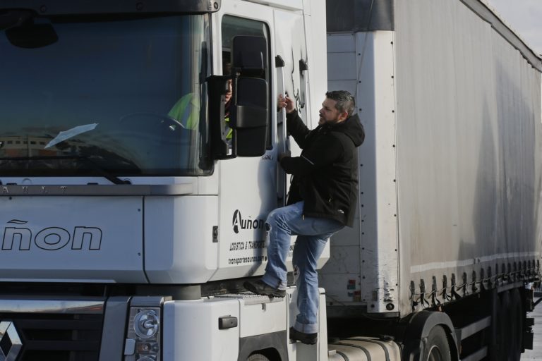 Ισπανία: Απεργία επ’ αόριστον στις μεταφορές εμπορευμάτων