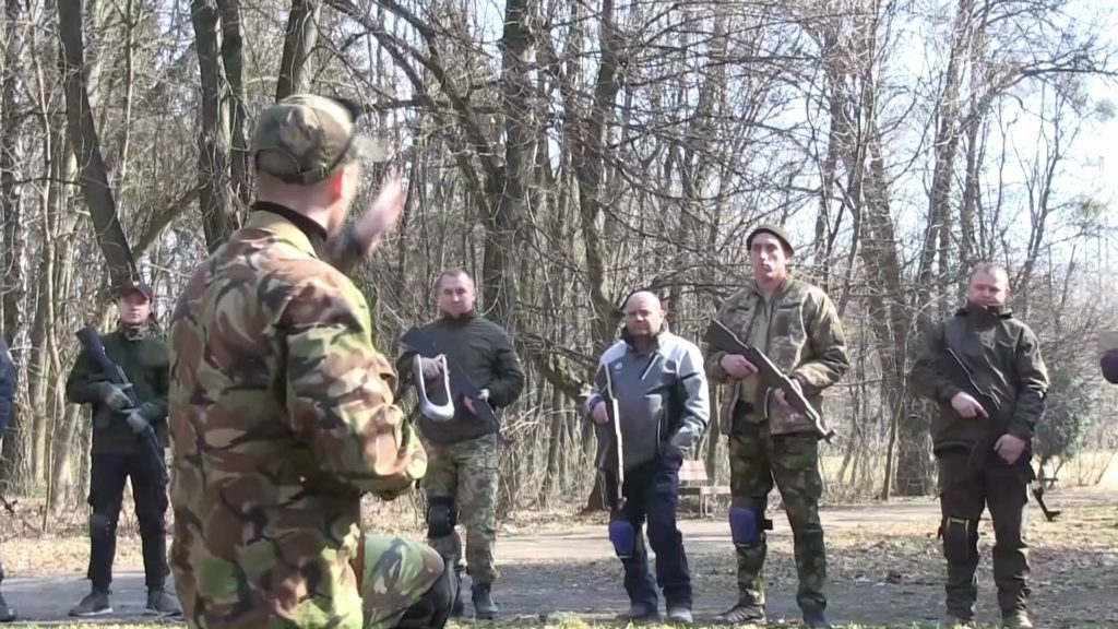 Η ΕΡΤ στη Δυτ. Ουκρανία: Για πόλεμο νεύρων μιλούν οι κάτοικοι – Άνδρες & γυναίκες μαθαίνουν να χειρίζονται όπλα