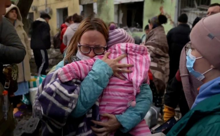 Η ΕΡΤ στο βομβαρδισμένο Ιρπίν: Ο θάνατος τους βρήκε στο κατώφλι του σπιτιού τους – Φεύγουν για να σωθούν