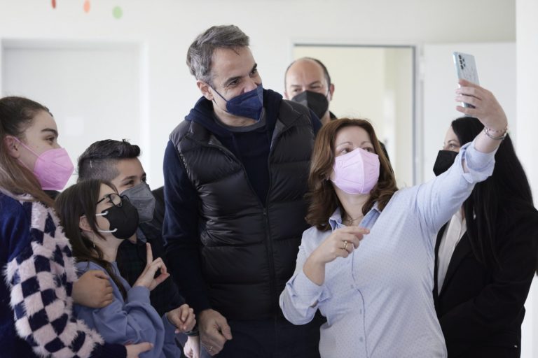 Ναυπηγείο Σύρου – Κ. Μητσοτάκης: Η ζώνη αναγεννήθηκε – Προς μαθητές: Σύντομα χωρίς μάσκες στις τάξεις (video)