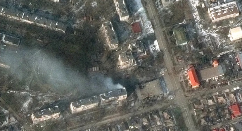 Ουκρανία: Φωτιές και ερείπια στη Μαριούπολη δείχνουν νέες δορυφορικές εικόνες