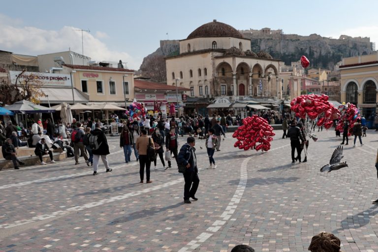 Πανδημία: Αισιόδοξο μήνυμα η αργή αποκλιμάκωση – Εφικτή η εγκατάλειψη της μάσκας έξω όχι όμως και στα μέτρα προφύλαξης