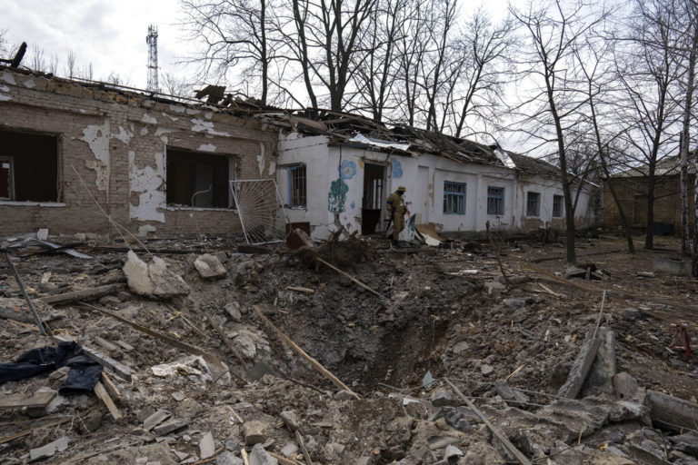 Ουκρανία: Περίπου 80 άμαχοι νεκροί στο Μικολάγεφ – Καταγγελία για χρήση βομβών διασποράς από τη Ρωσία
