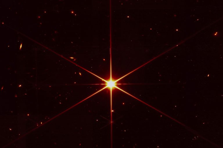 Η πρώτη πεντακάθαρη φωτογραφία του διαστημικού τηλεσκοπίου James Webb