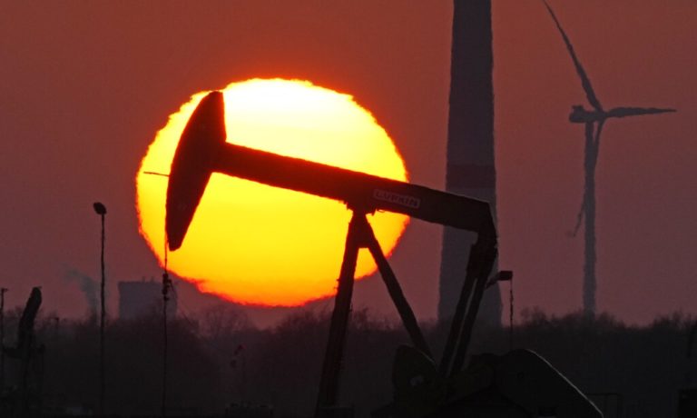 Η ΕΕ προσανατολίζεται σε απαγόρευση εισαγωγών ρωσικού πετρελαίου έως το τέλος του 2022