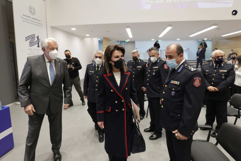 Γ. Αγγελοπούλου: «Ό,τι κάηκε, ό,τι καταστράφηκε ήταν δικό μας και εμείς θα το ξαναφτιάξουμε» – Δωρεά της Επιτροπής «Ελλάδα 2021» στην Πολιτική Προστασία