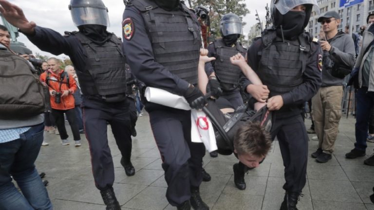 Ουκρανία: Πάνω από 800 διαδηλωτές συνελήφθησαν στη Ρωσία