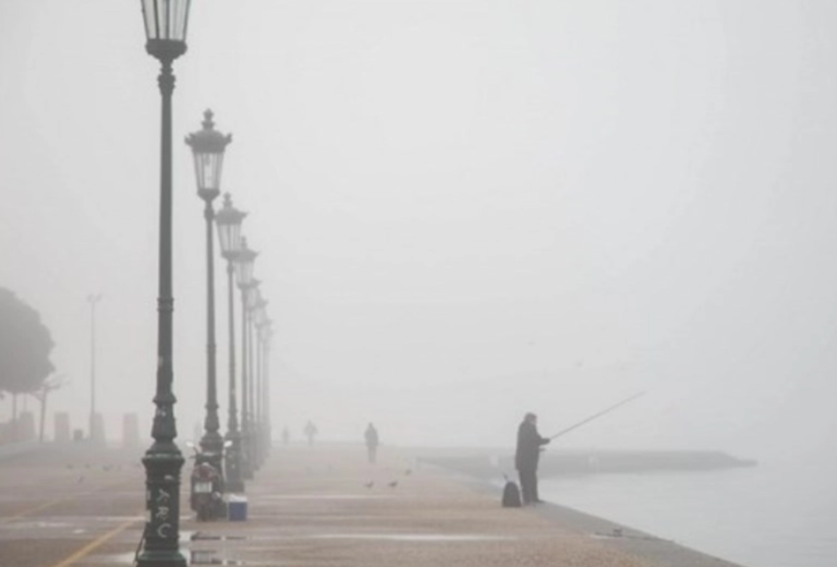 Σε πέπλο ομίχλης το πρωί η Θεσσαλονίκη- Νοτιοανατολικοί άνεμοι, υγρασία και σκόνη την ενισχύουν