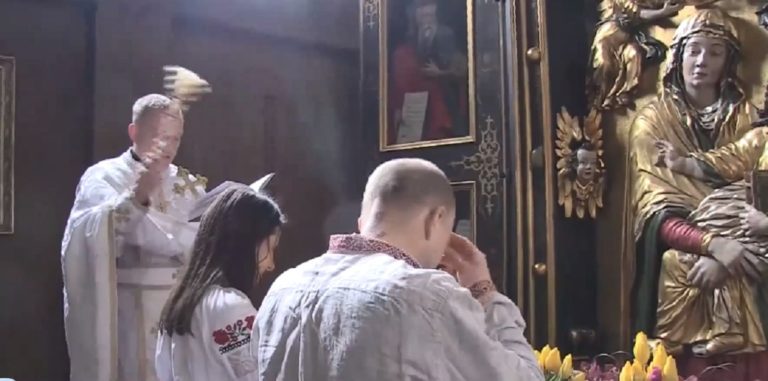 Λβιβ: Γαμήλιους όρκους αντάλλαξε ζευγάρι «πριν χωριστεί από τον πόλεμο» (video)
