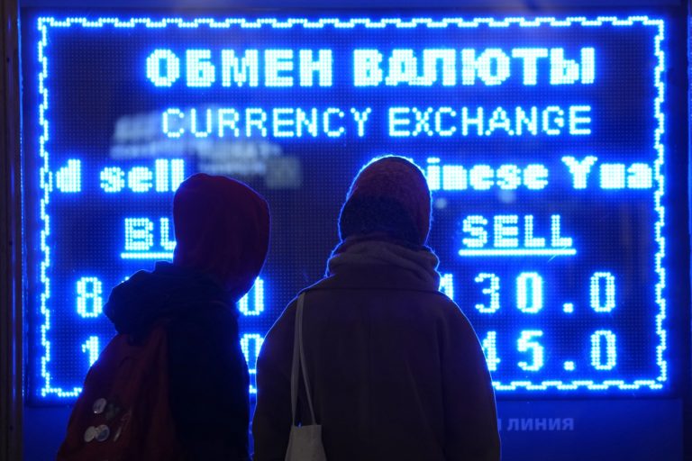 Νέα πτώση ρεκόρ για το ρούβλι μετά την υποβάθμιση του ρωσικού χρέους στα «σκουπίδια»