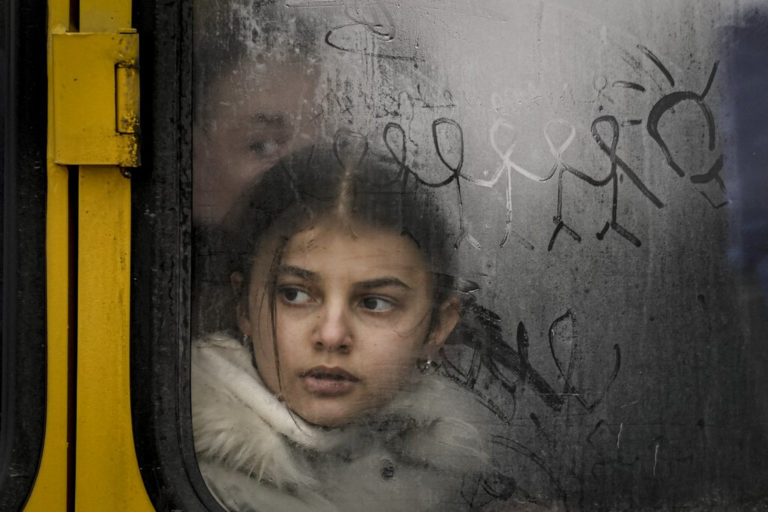 Η ΕΡΤ στο Κίεβο: Ο Γολγοθάς των αμάχων – Ιστορίες πόνου και θανάτου από τους πρόσφυγες